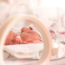 iStock-516987122-Ondrooo - Premature baby in a neonatal unit _425x500px.jpeg