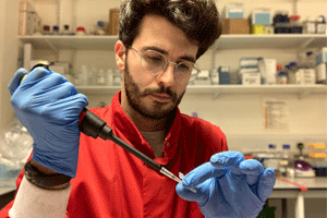 Daniel Gonçalves-Carneiro in the lab