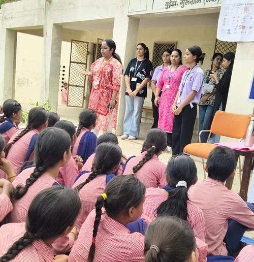 Suchandra Gupta presenting to a group of children