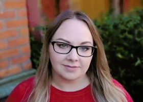 Headshot of Lindsay Broadbent