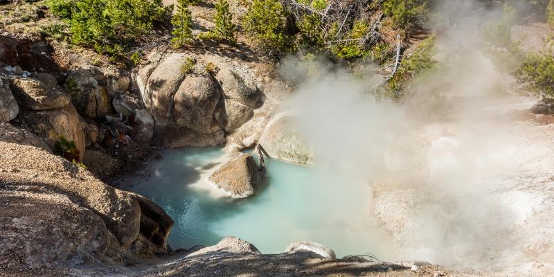 porcelain-blue-pool-in-norris-geyser-basin-picture-id601369736.jpg