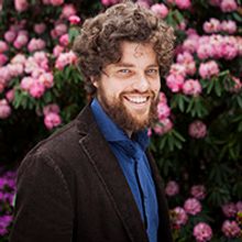 Edze Westra with pink flowers in the background