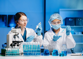 Two women in a lab, ©iStock/nuttapong punna