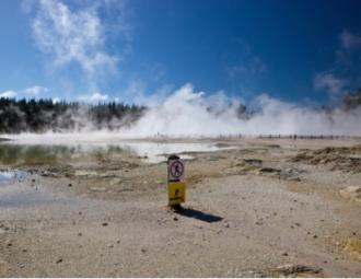 waiotapu-thermal-wonderland-in-new-zealand-picture-id186854157.jpg